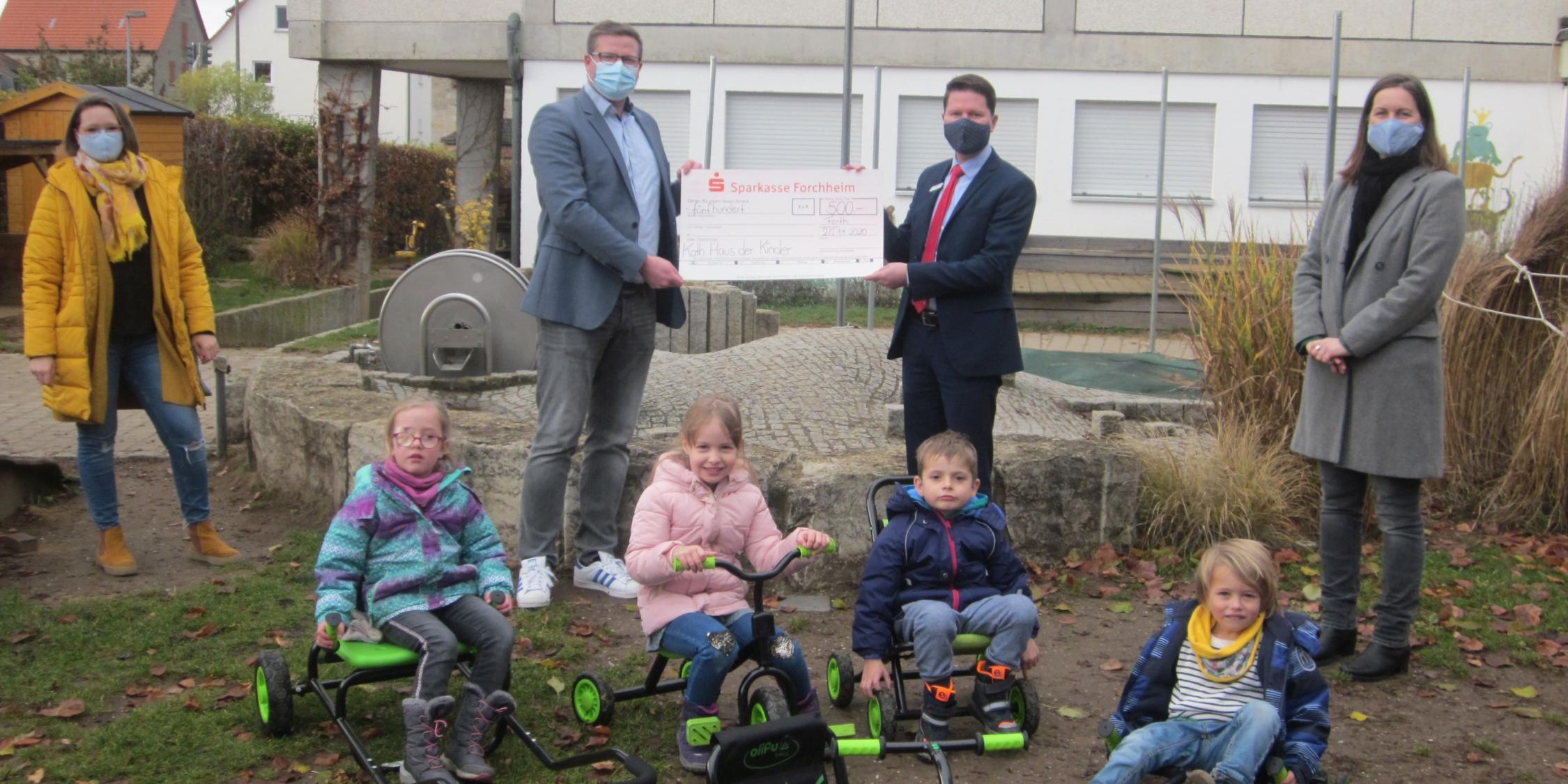 Übergabe des Spendenschecks